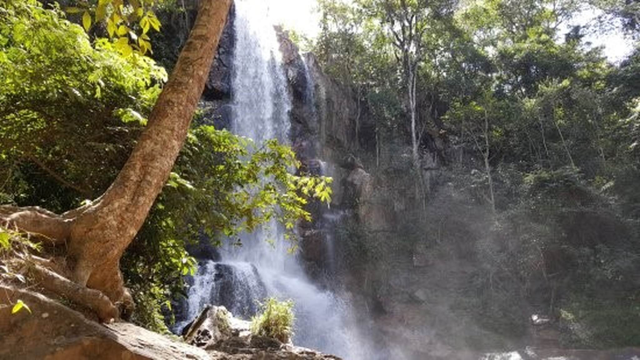 CLUBE DE CAMPO: CACHOEIRAS E FONTES DE ÁGUA MINERAL